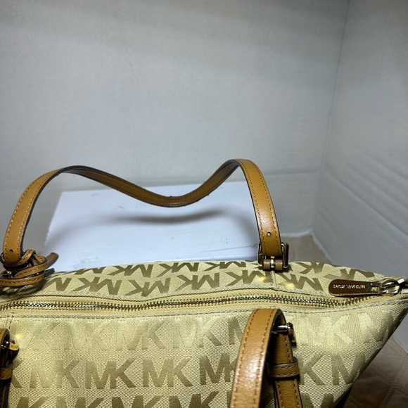 Michael Kors Tan Shoulder Bag with Signature Monogram - Picture 4 of 15